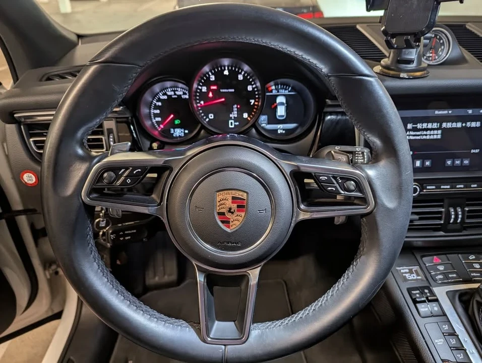 2020 Porsche Macan - Image 17 of 18