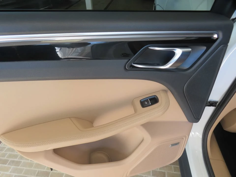 2020 Porsche Macan - Image 18 of 20
