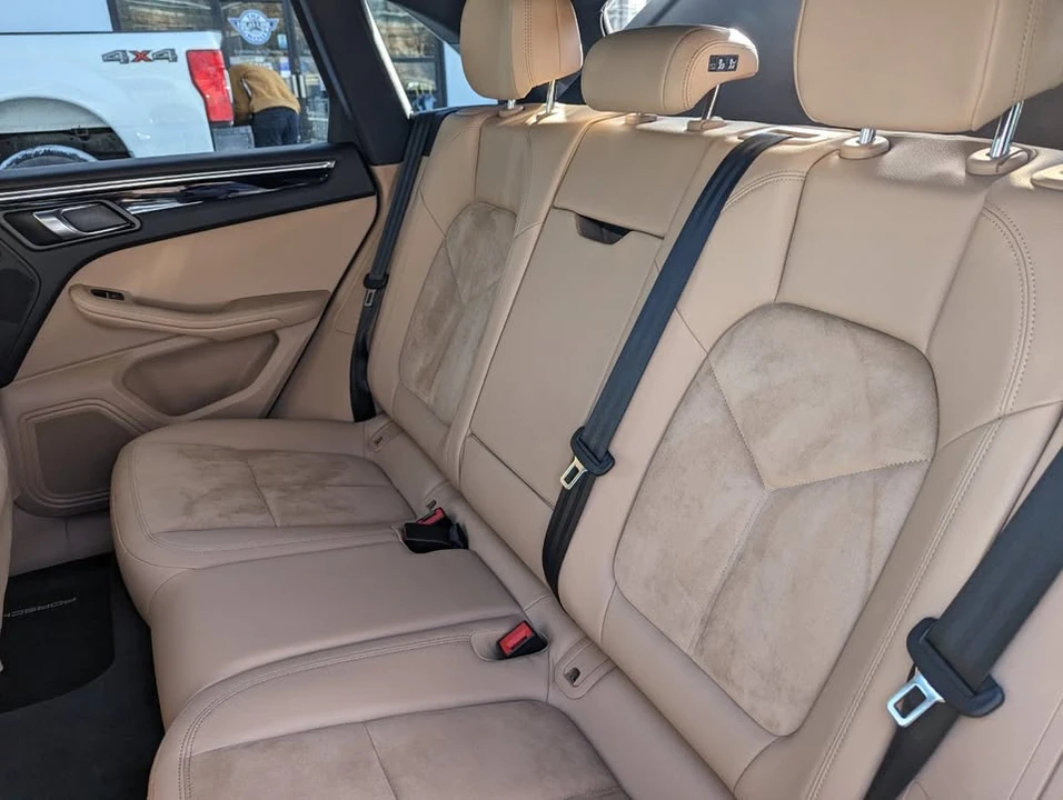 2020 Porsche Macan - Image 18 of 20