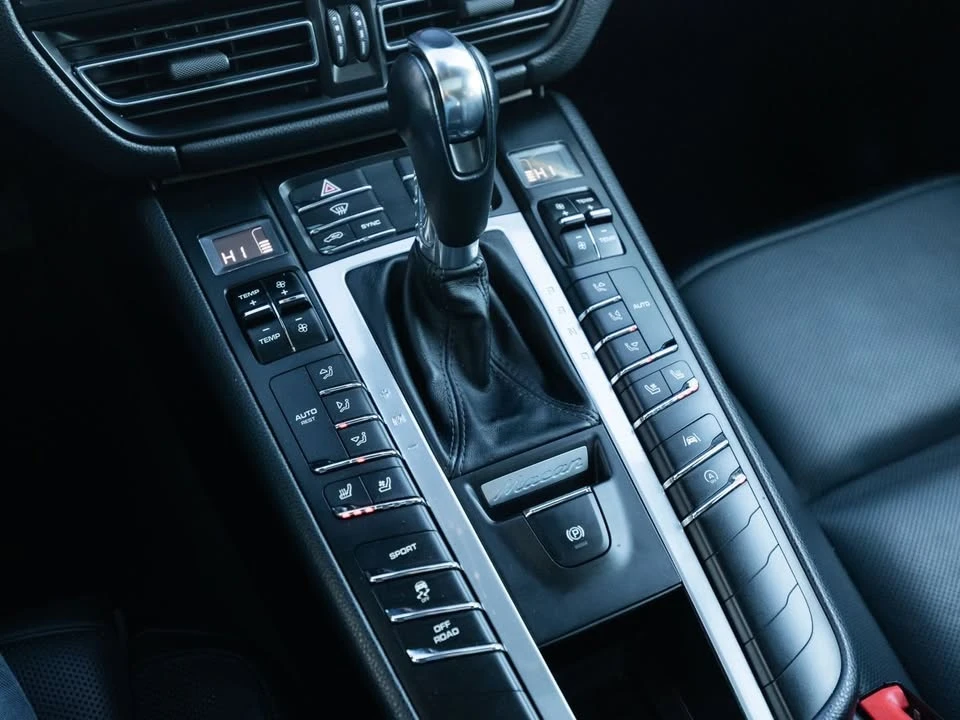 2020 Porsche Macan - Image 15 of 17