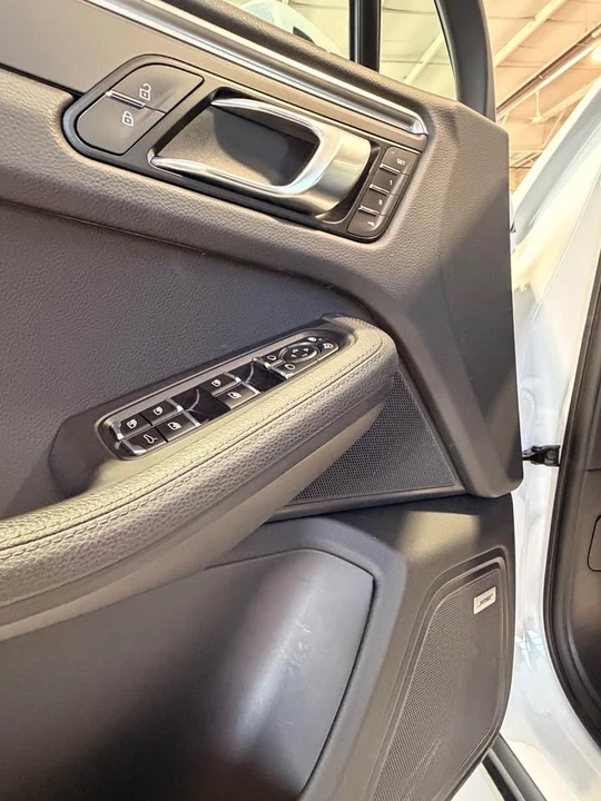 2020 Porsche Macan - Image 9 of 15