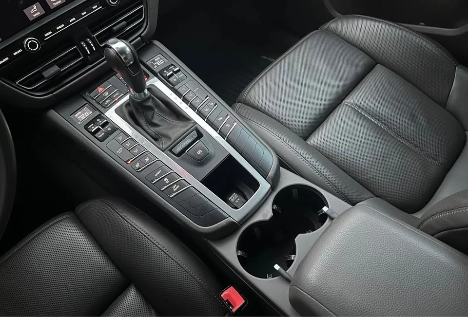 2020 Porsche Macan - Image 8 of 10