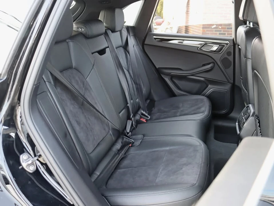 2020 Porsche Macan - Image 18 of 20