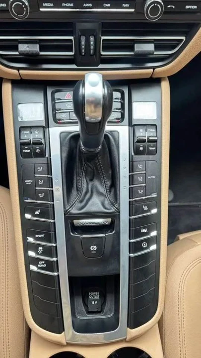 2020 Porsche Macan - Image 16 of 20