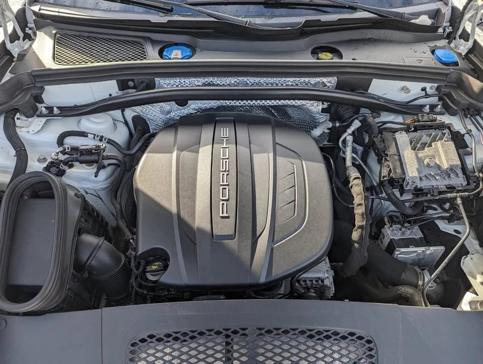 2020 Porsche Macan - Image 18 of 20