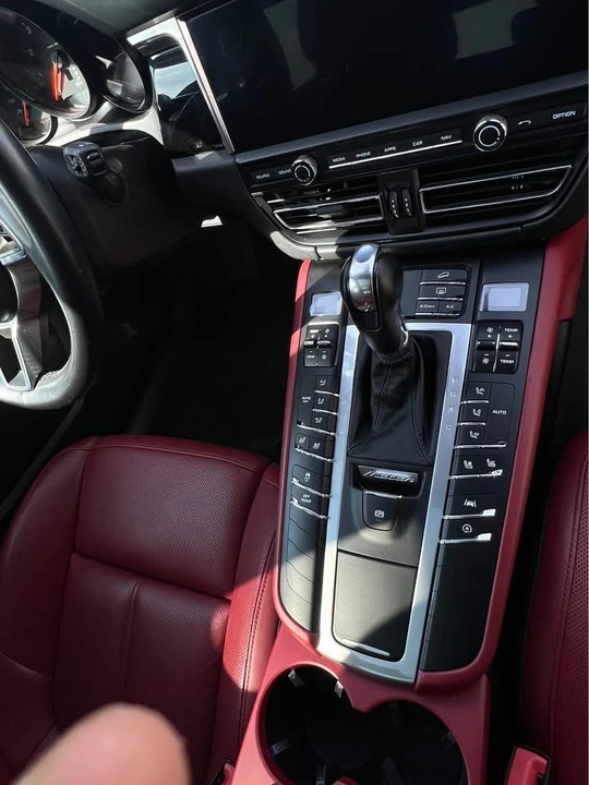 2020 Porsche Macan - Image 17 of 18