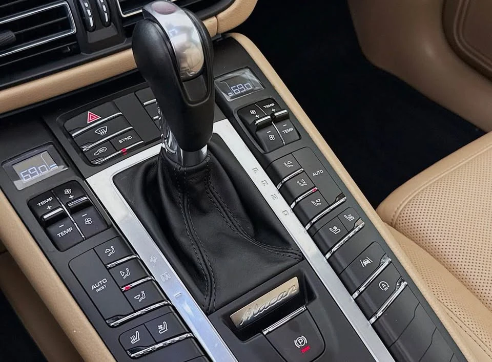 2020 Porsche Macan Turbo - Image 9 of 10