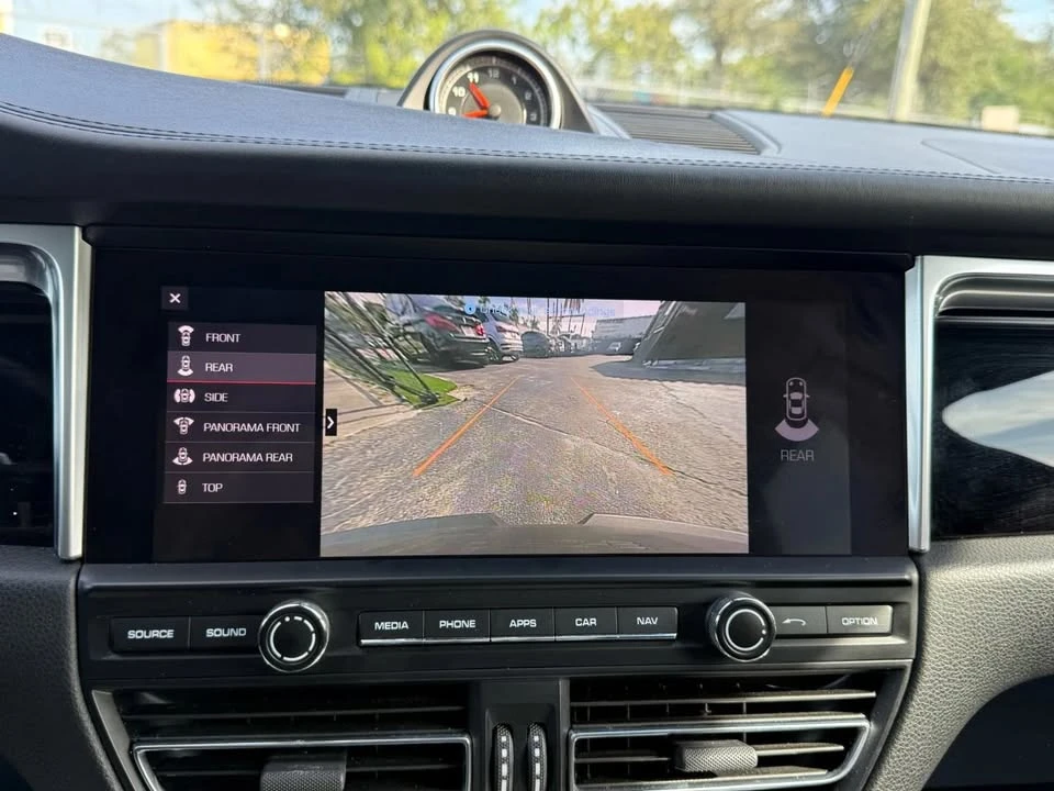 2020 Porsche Macan - Image 16 of 20
