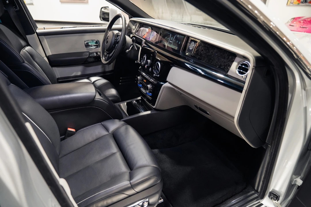 2020 Rolls-Royce Phantom VIII - Image 2 of 31
