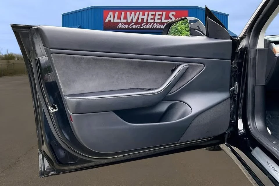 2020 Tesla Model 3 Performance - Image 18 of 21