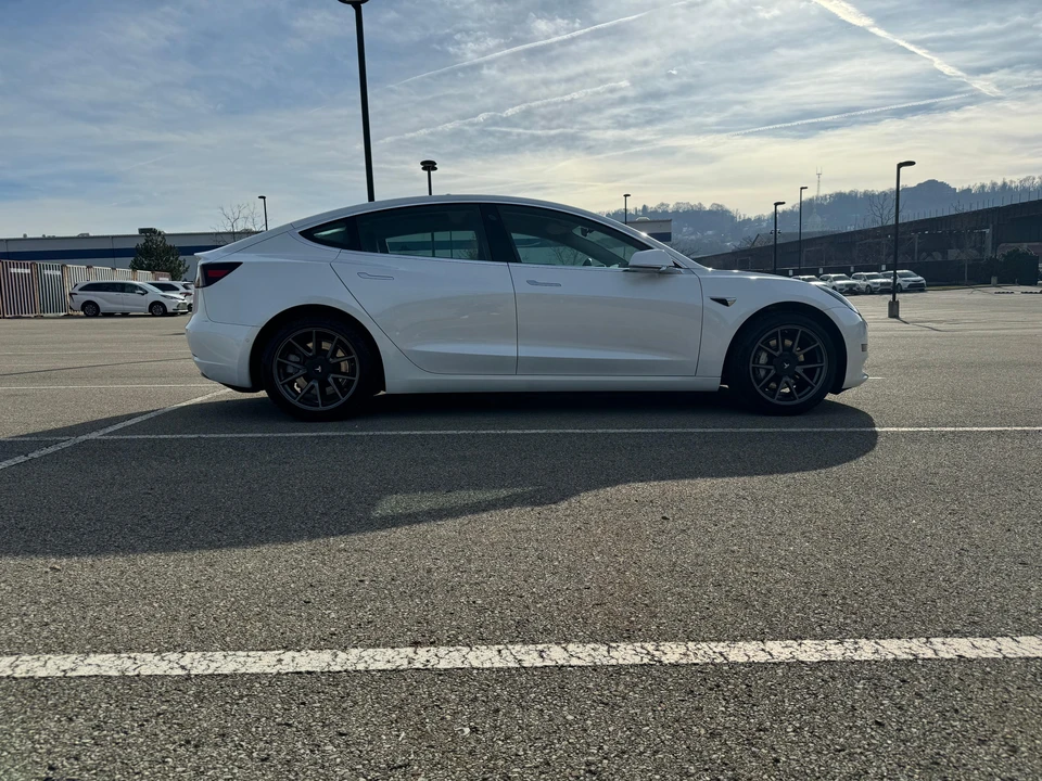 2020 Tesla Model 3 - Image 13 of 31