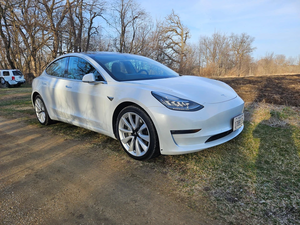 2020 Tesla Model 3 Performance - Image 15 of 31