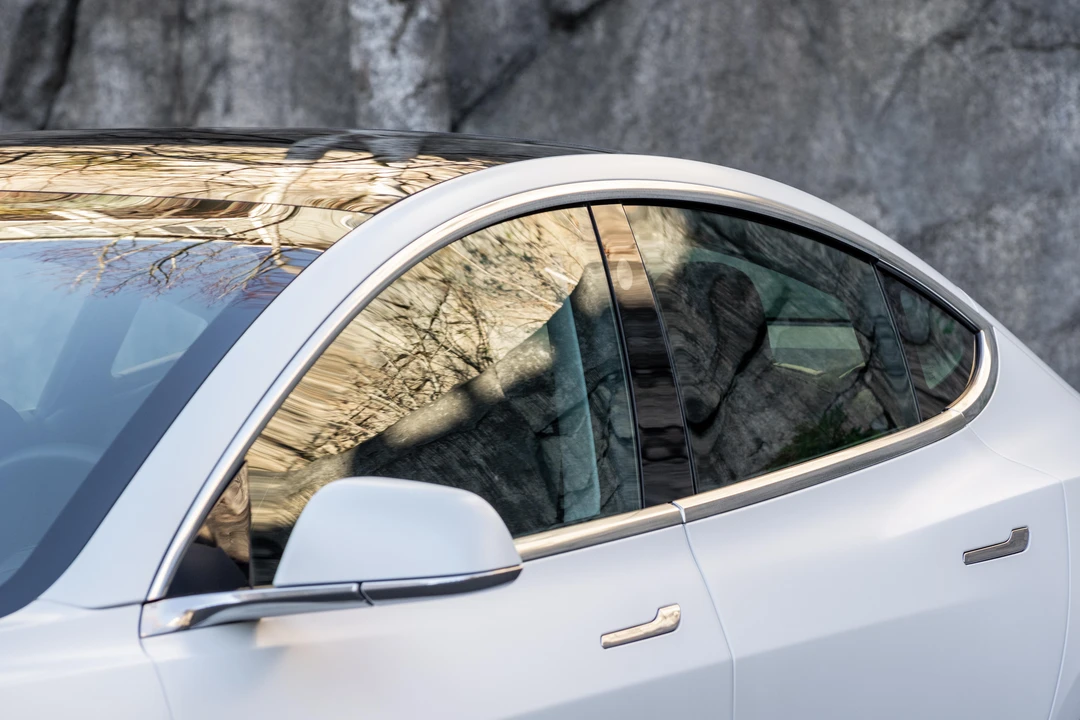 2020 Tesla Model 3 Performance - Image 17 of 31