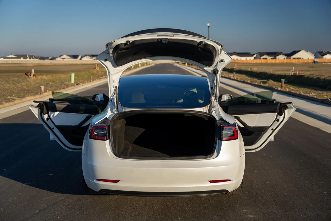 2020 Tesla Model 3 Performance - Image 9 of 31