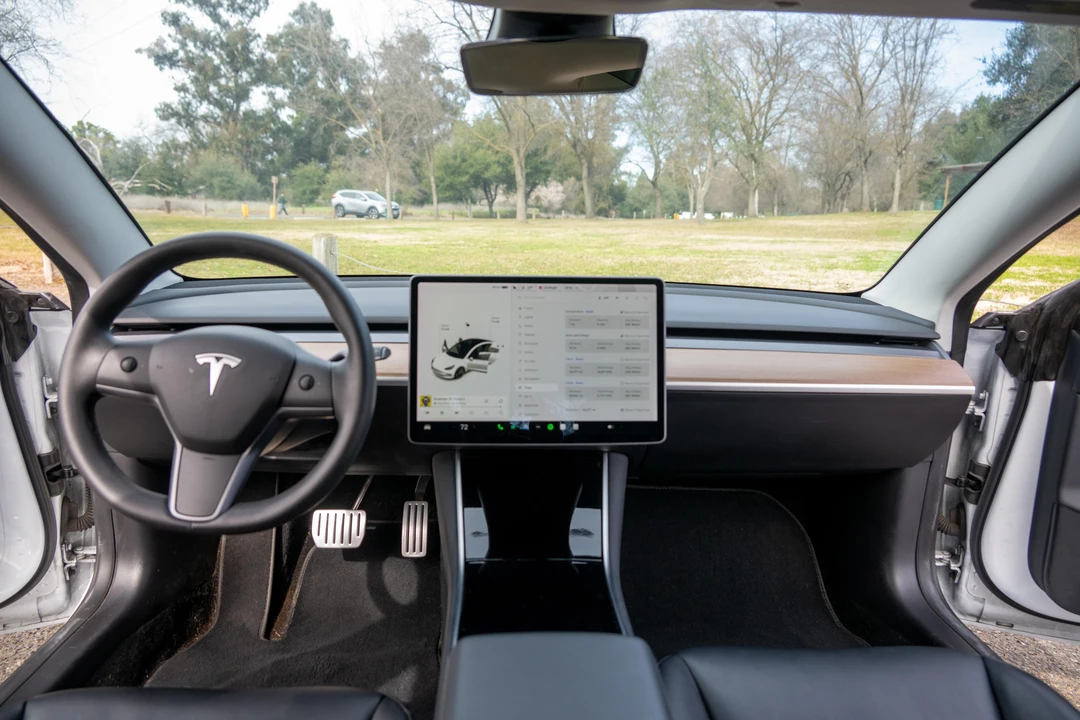 2020 Tesla Model 3 Performance - Image 23 of 31
