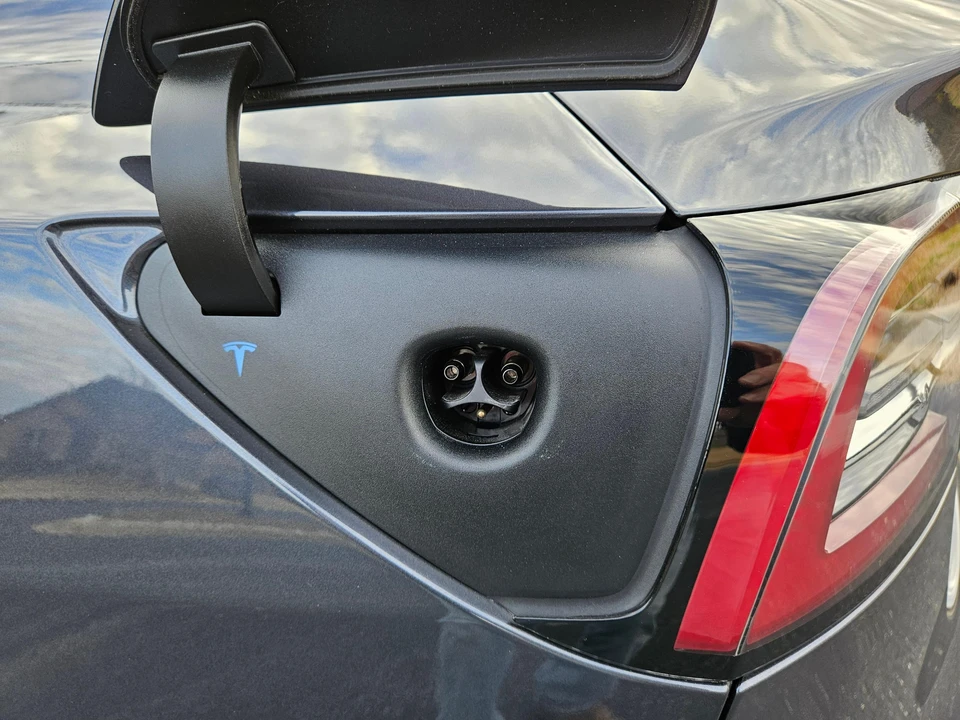 2020 Tesla Model 3 Performance - Image 17 of 31