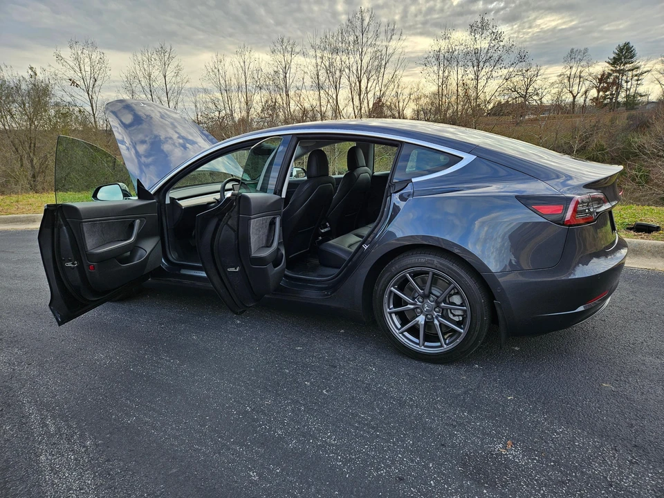 2020 Tesla Model 3 Performance - Image 14 of 31