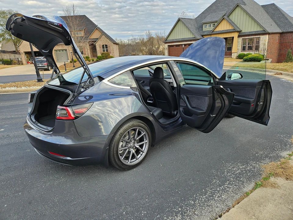 2020 Tesla Model 3 Performance - Image 15 of 31