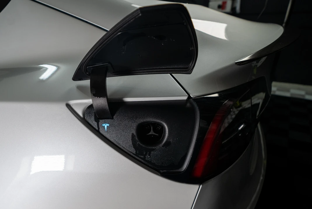 2020 Tesla Model 3 Performance - Image 27 of 31