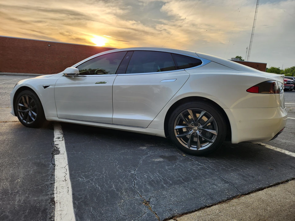 2020 Tesla Model S - Image 10 of 31