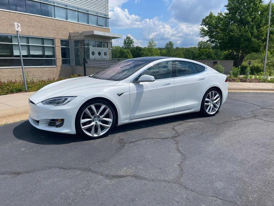 2020 Tesla Model S - Image 11 of 31