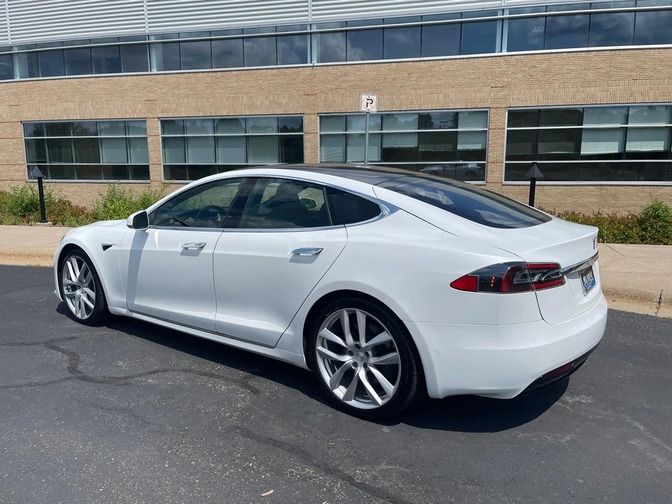 2020 Tesla Model S - Image 14 of 31