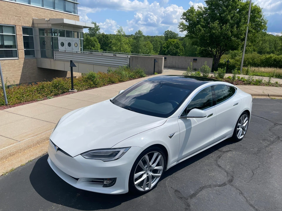 2020 Tesla Model S - Image 10 of 31