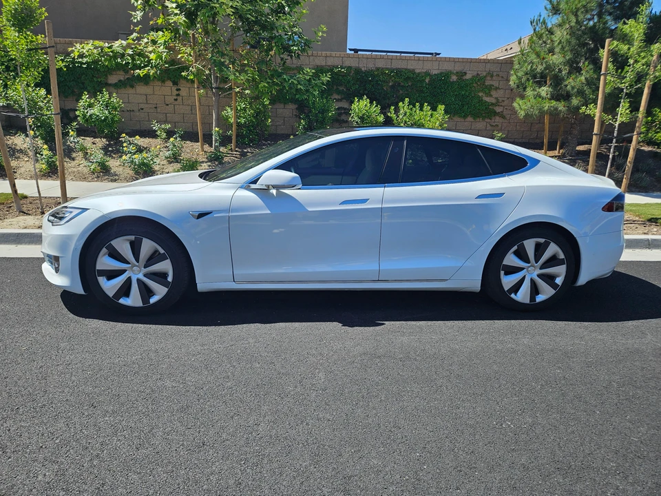2020 Tesla Model S - Image 9 of 31