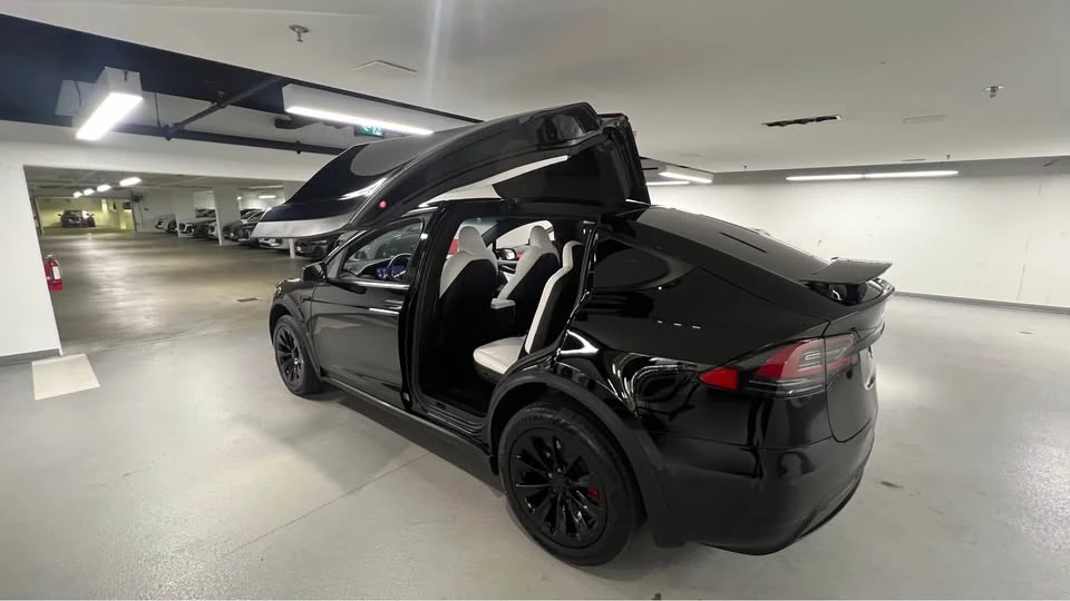 2020 Tesla Model X - Image 9 of 20
