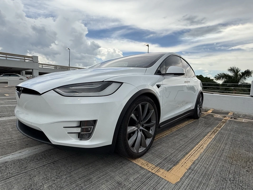 2020 Tesla Model X - Image 11 of 21