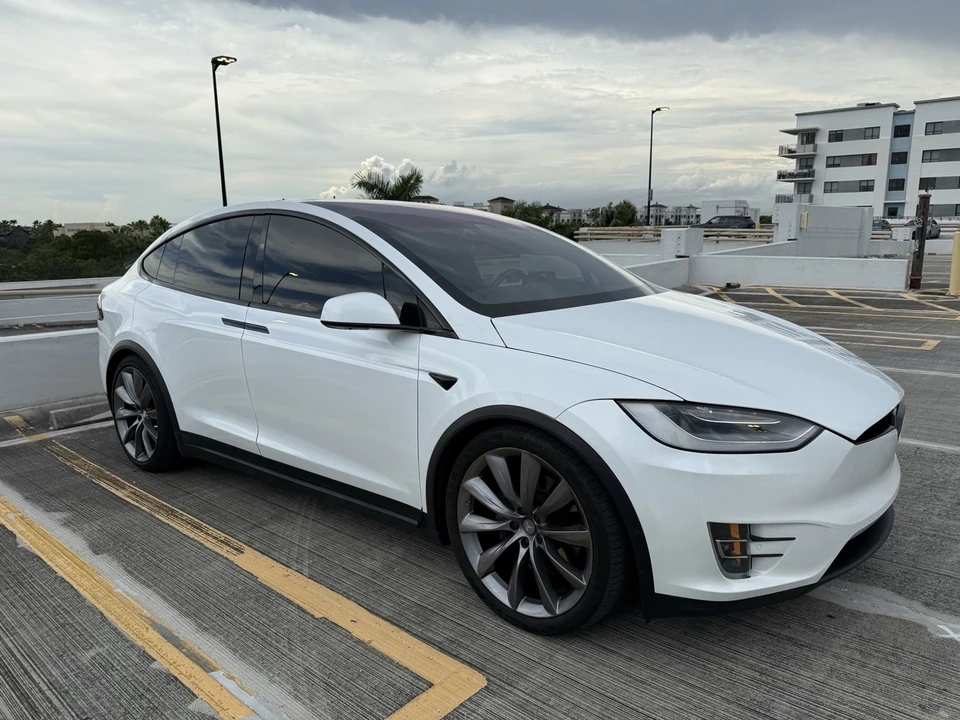 2020 Tesla Model X - Image 13 of 21