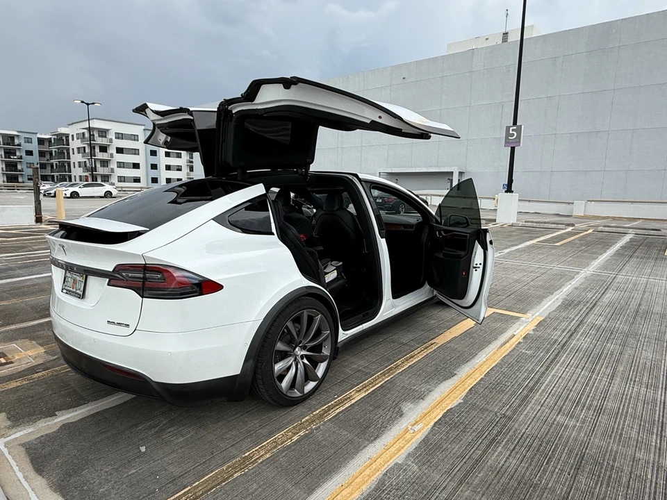 2020 Tesla Model X - Image 4 of 21