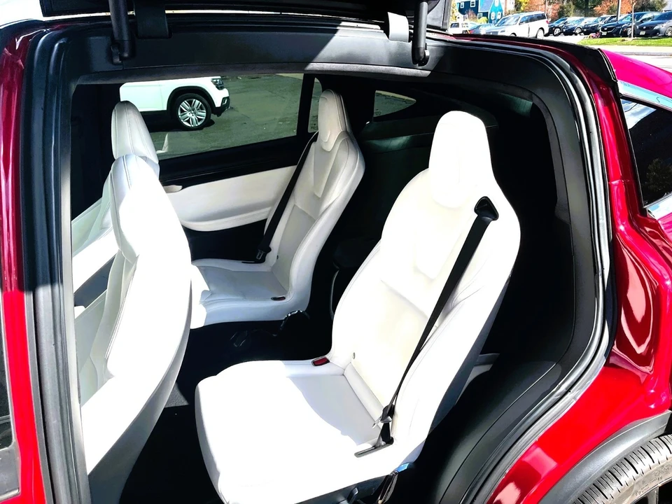 2020 Tesla Model X - Image 15 of 21