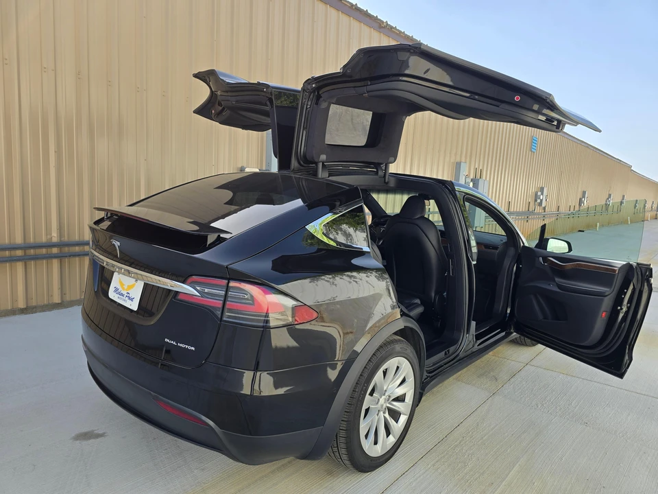 2020 Tesla Model X - Image 12 of 31