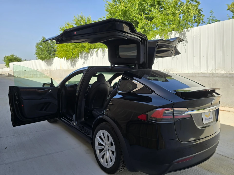 2020 Tesla Model X - Image 11 of 31
