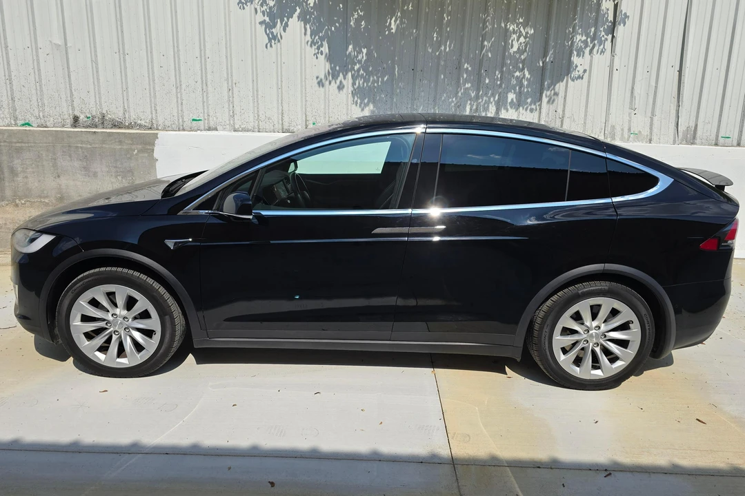 2020 Tesla Model X - Image 8 of 31