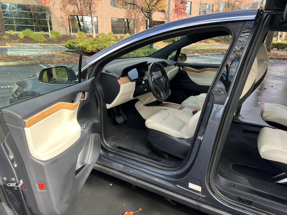 2020 Tesla Model X - Image 28 of 31