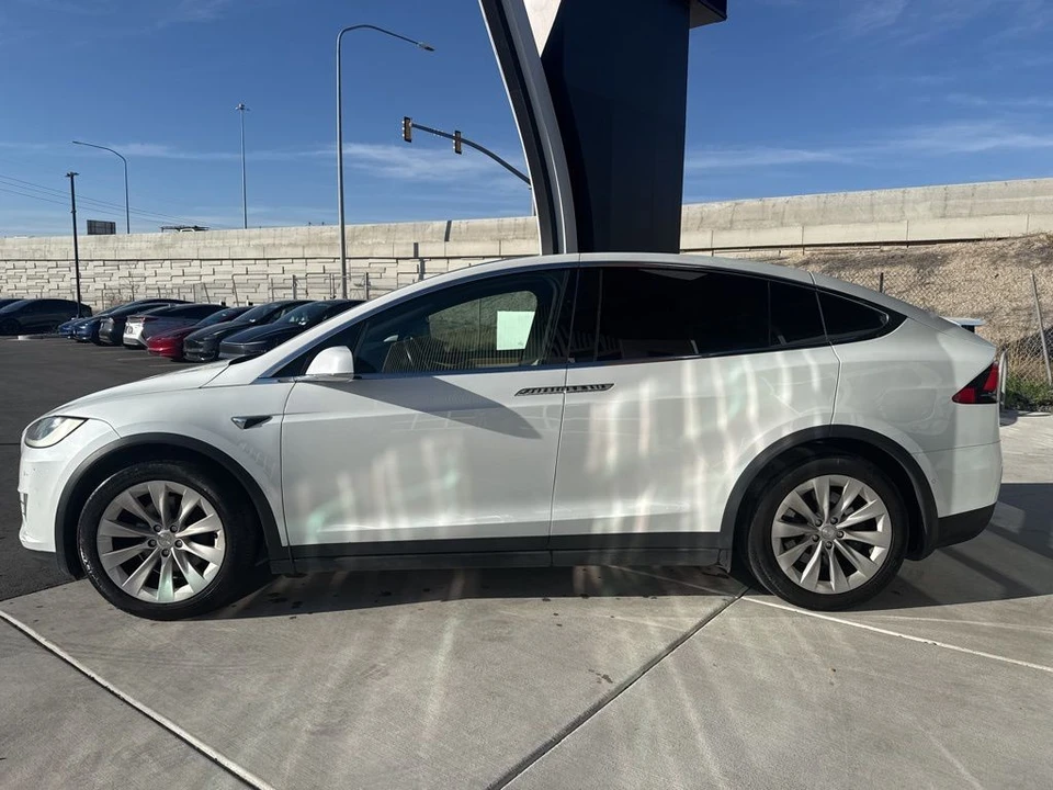 2020 Tesla Model X - Image 5 of 21