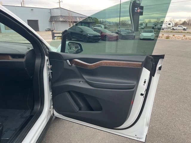 2020 Tesla Model X - Image 19 of 21