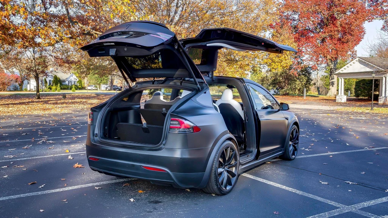 2020 Tesla Model X - Image 9 of 31