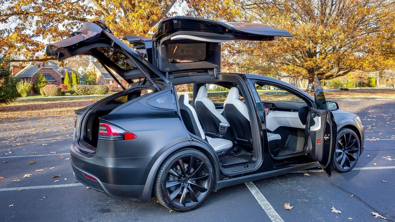 2020 Tesla Model X - Image 10 of 31