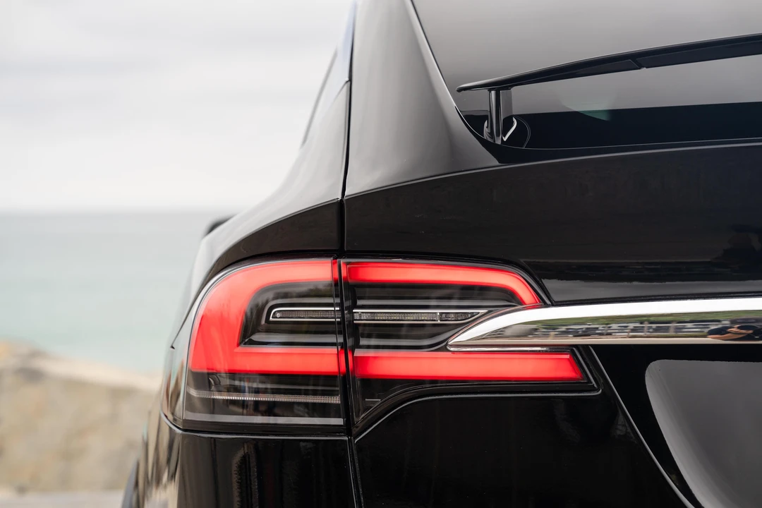 2020 Tesla Model X - Image 28 of 31