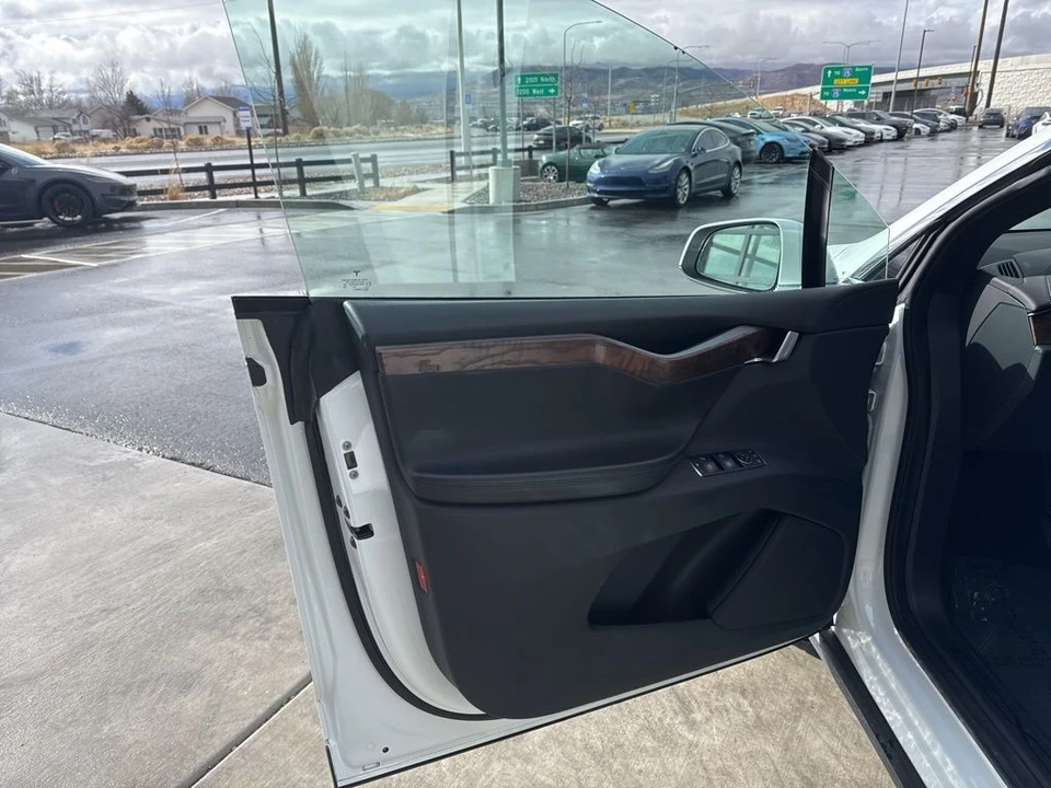 2020 Tesla Model X - Image 11 of 21