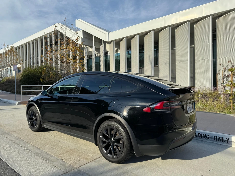 2020 Tesla Model X - Image 14 of 31