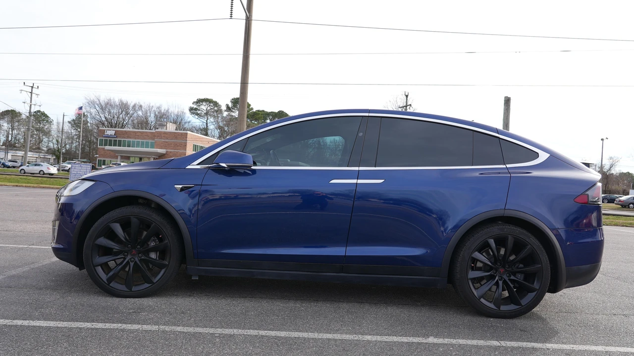 2020 Tesla Model X - Image 9 of 31