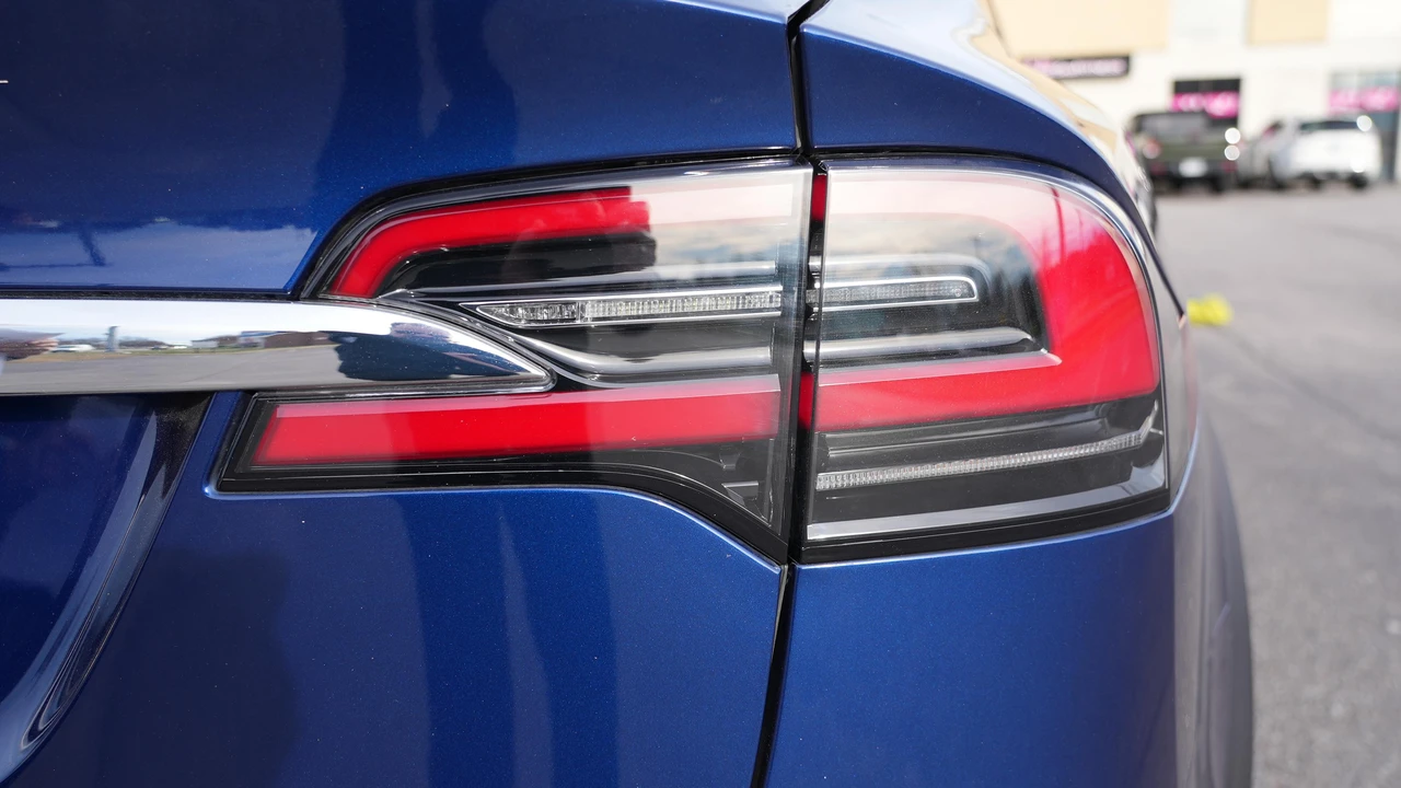 2020 Tesla Model X - Image 28 of 31