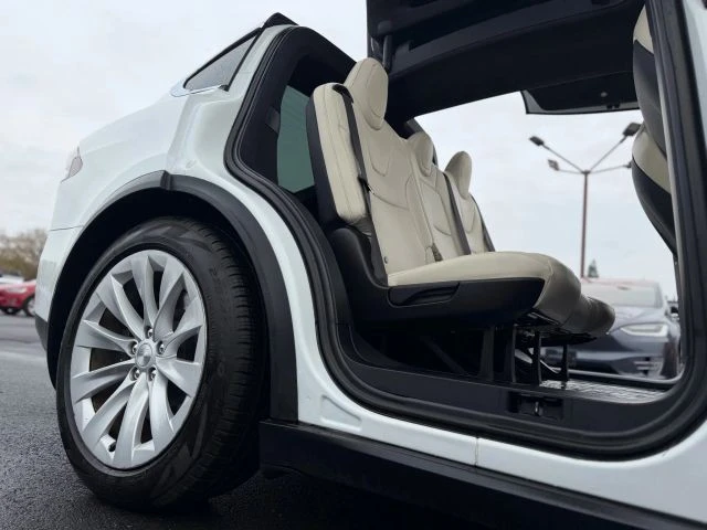 2020 Tesla Model X - Image 18 of 21