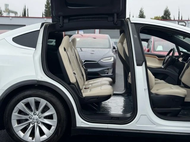 2020 Tesla Model X - Image 19 of 21