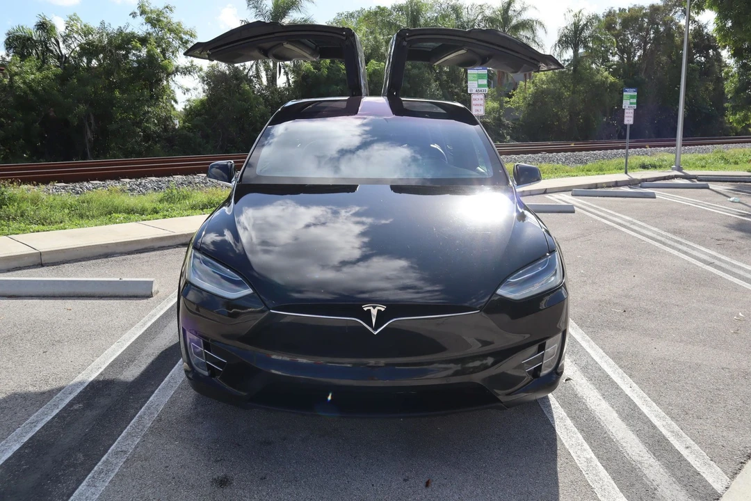 2020 Tesla Model X - Image 9 of 21