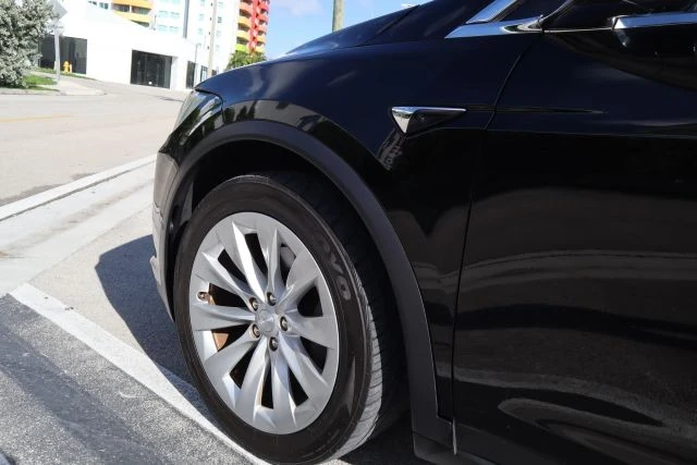 2020 Tesla Model X - Image 11 of 21